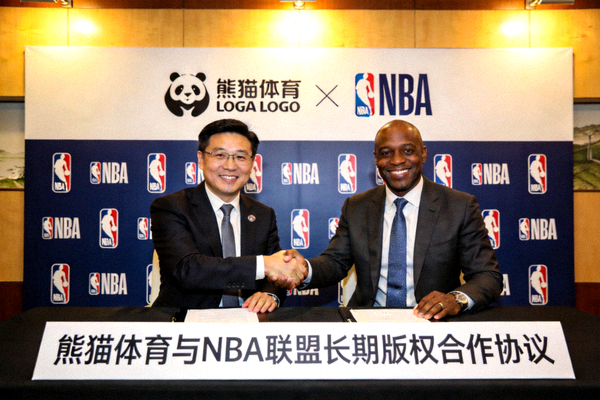 熊猫体育与NBA联盟代表握手庆祝达成长期版权合作协议