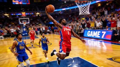 NBA总决赛第七场直播现场 - 球员飞身扣篮的精彩瞬间