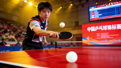 中国乒乓球锦标赛回放截图 - 选手正在发球