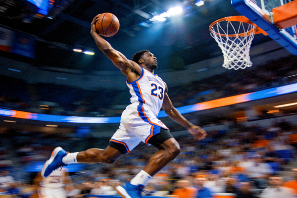 篮球运动员扣篮的精彩画面