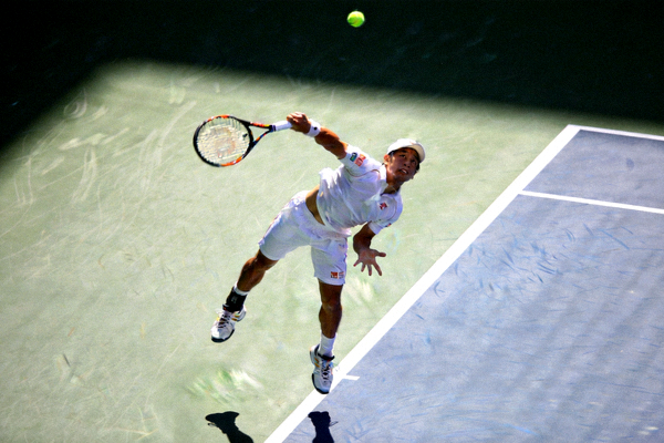 网球运动员大力发球的专业动作