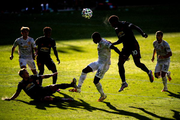 足球比赛中运动员激烈拼抢的精彩瞬间